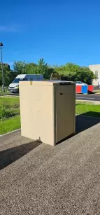Pose d'abris conteneurs en béton trion à Loches